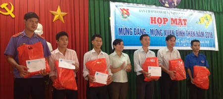 Bí thư Tỉnh đoàn- Nguyễn Huỳnh Thu trao quà cho cán bộ đoàn cơ sở, ĐVTN có hoàn cảnh khó khăn