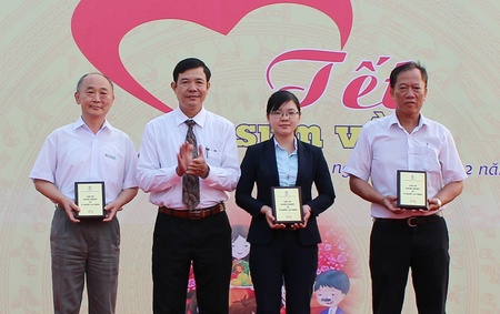 Có 3 doanh nghiệp được tặng biểu trưng của Tổng Liên đoàn Lao động Việt Nam “Cám ơn doanh nghiệp đã vì người lao động”.