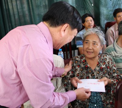 Bí thư Tỉnh ủy- Trần Văn Rón trao quà tết cho hộ nghèo. 
