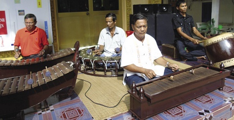 Dàn nhạc ngũ âm của người Khmer được trình diễn tại các lễ hội.