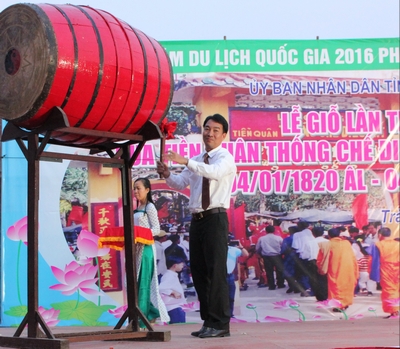 Phó Chủ tịch UBND tỉnh- Lữ Quang Ngời đánh trống khai mạc Lễ hội Lăng ông Tiền quân Thống chế Điều bát năm 2016.