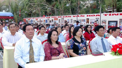 Ông Huỳnh Vĩnh Ái- Thứ trưởng Bộ Văn hóa, Thể thao và Du lịch (bìa trái) cùng lãnh đạo tỉnh tham dự.