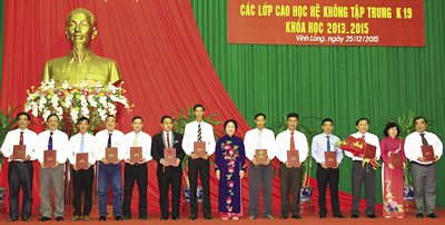 PGS.TS Trương Thị Thông, Phó Giám đốc Học viện Chính trị quốc gia Hồ Chí Minh trao bằng cho các tân thạc sĩ.