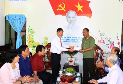 Bí thư Tỉnh ủy- Trần Văn Rón thăm lực lượng Công an tỉnh.