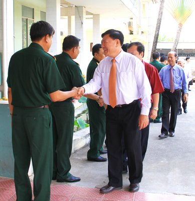 Bí thư Tỉnh ủy- Trần Văn Rón  thăm Bộ Chỉ huy Quân sự tỉnh.  