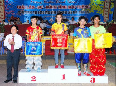 Ông Trần Minh Lý- Giám đốc Sở Văn hóa, Thể thao và Du lịch tỉnh Sóc Trăng trao giải cho các đoàn LSR đoạt thành tích leo cột cá nhân.