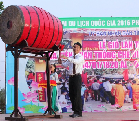 Phó Chủ tịch UBND tỉnh Vĩnh Long Lữ Quang Ngời đánh hồi trống khai mạc Lễ hội Lăng Ông Tết Bính Thân 2016.