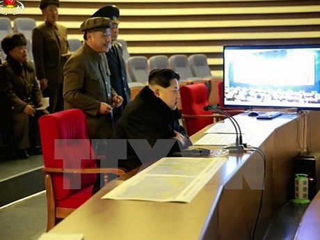 Nhà lãnh đạo Triều Tiên Kim Jong-Un (ngồi phía trước) theo dõi vụ phóng tên lửa mang theo vệ tinh Kwangmyongsong-4. (Nguồn: Yonhap/ TTXVN)