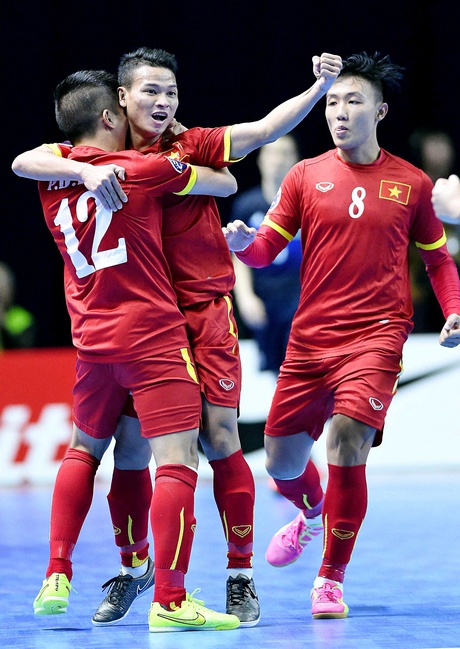 Niềm vui sau khi ghi bàn rút ngắn cách biệt xuống 1-2 của đội Việt Nam.