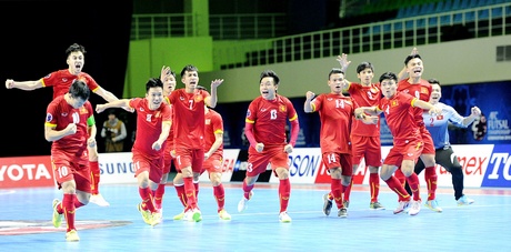 Niềm vui tột đỉnh với chiến thắng không tưởng của đội Việt Nam trước Nhật Bản.