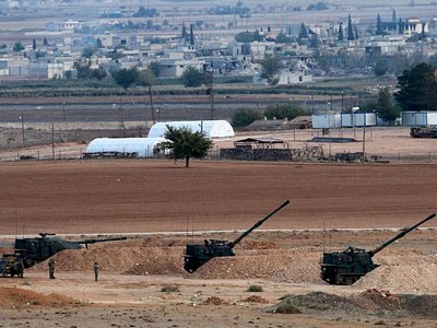 Các đơn vị pháo binh Thổ Nhĩ Kỳ được triển khai gần biên giới với Syria. (Ảnh: Getty Images)