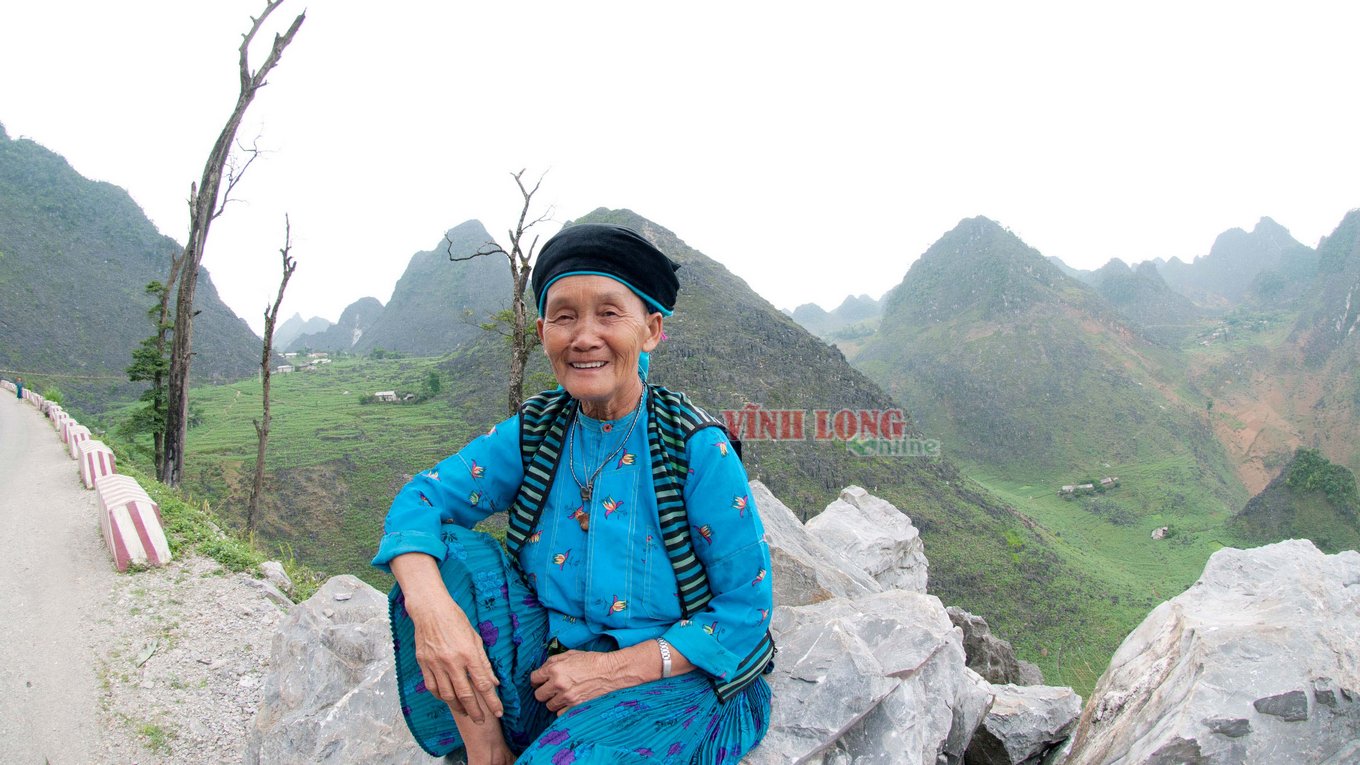 Bà Giàng Thị Mảy (65 tuổi dân tộc Mông, xã Tà Lùng) đã có 8 cháu nội- ngoại, cười mãn nguyện vì đêm qua gặp lại bạn tình.