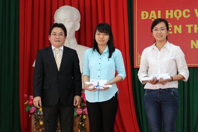 PGS. TS. Nguyễn Hữu Huy Nhật trao giấy khen cho 2 tân sinh viên có điểm thi đầu vào cao nhất.