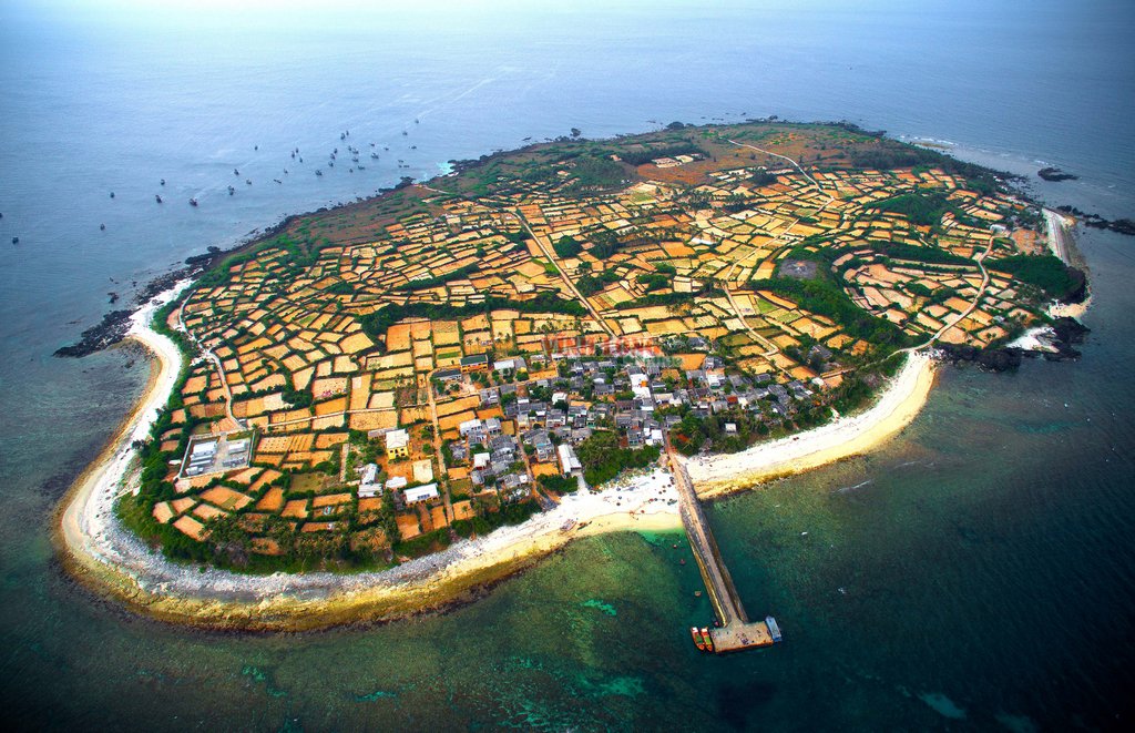 Xã đảo An Bình (đảo bé thuộc huyện đảo Lý Sơn- Quảng Ngãi) nằm cách đất liền gần 18 hải lý và cách đảo Lý Sơn khoảng 5km, nhìn như một chú rùa vàng bơi ra biển.