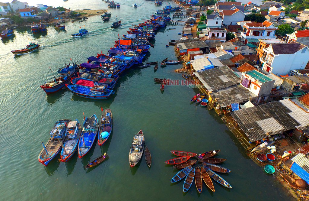 Nằm trong đất liền, làng chài nghèo nay là cảng cá Sa Kỳ sầm uất, tấp nập ghe thuyền.