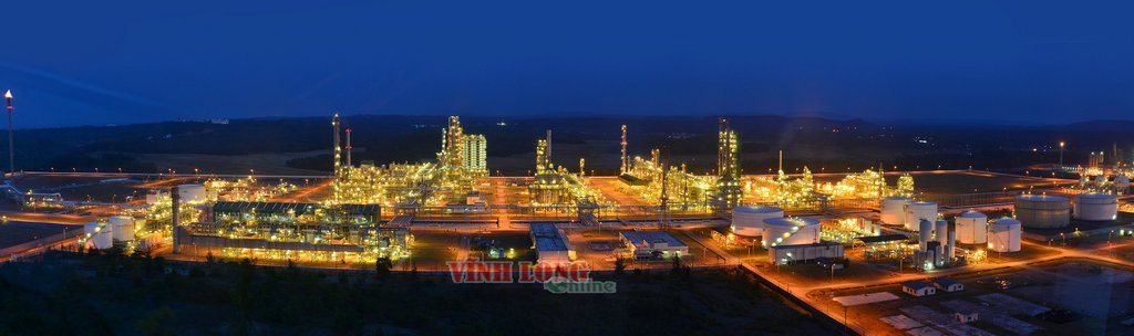 Nhà máy lọc dầu Dung Quất hiện đại bừng sáng trong đêm.