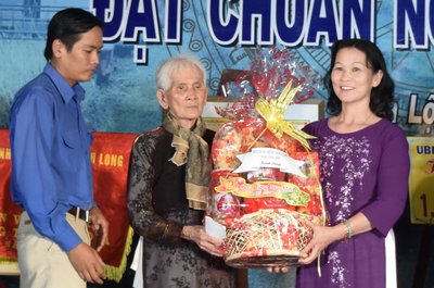 Mẹ Việt Nam anh hùng Nguyễn Thị Khuyên nhận quà mừng xuân mới.
