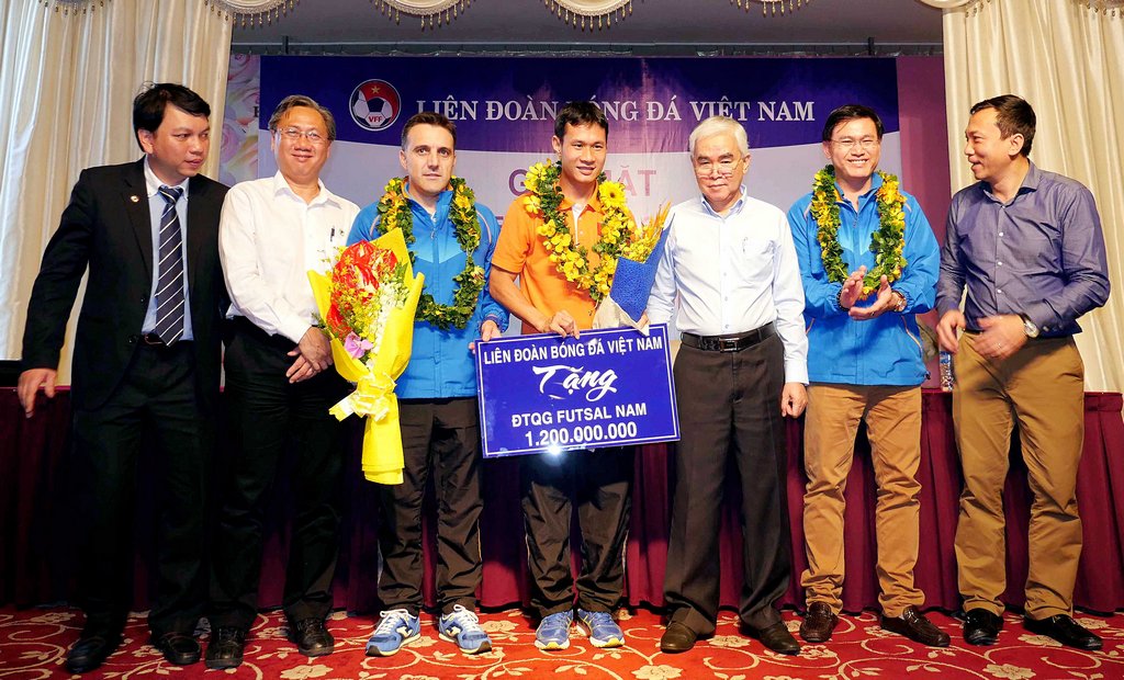Chủ tịch VFF- Nguyễn Hùng Dũng khen thưởng cho các cá nhân và đội futsal Việt Nam 1,2 tỷ đồng.