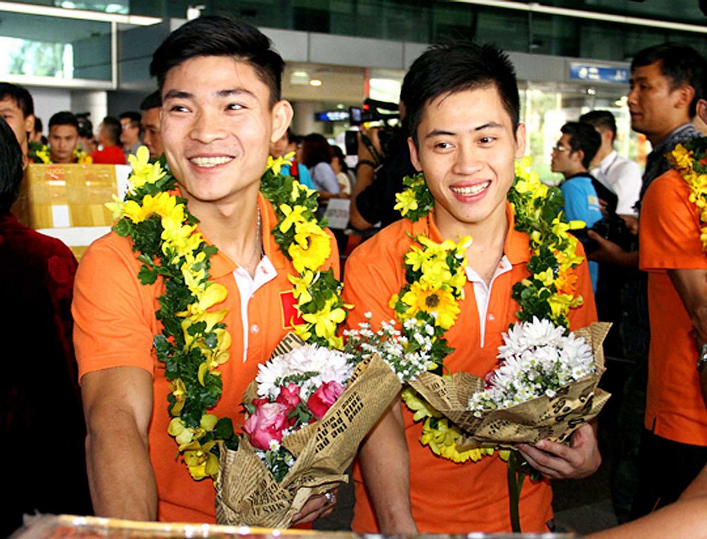  Nụ cười rạng rỡ của Xuân Du (trái) và Ngọc Sơn- đội futsal Việt Nam.