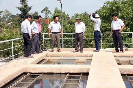 Lãnh đạo tỉnh kiểm tra tại trạm cấp nước Vũng Liêm. 