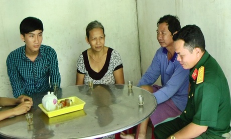 Chính quyền địa phương và bà con hàng xóm đến chúc mừng cho gia đình bà Nguyễn Ngọc Sương.
