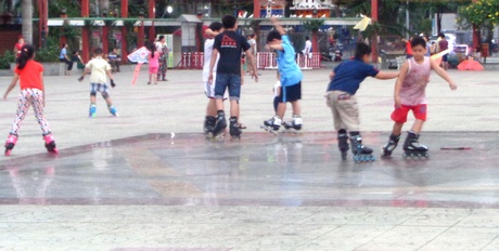.Theo quy định, người chơi patin chỉ được phép trượt ở khu vực trung tâm của Quảng trường TP Vĩnh Long.