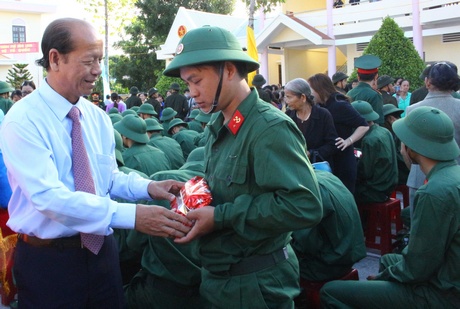 Phó Bí thư Thường trực Tỉnh ủy- Trương Văn Sáu tặng quà cho thanh niên TP Vĩnh Long.