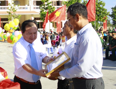 Chủ tịch UBND tỉnh- Nguyễn Văn Quang tặng bằng khen cho các gia đình có thành tích tốt trong công tác tuyển quân năm 2016 ở huyện Bình Tân.