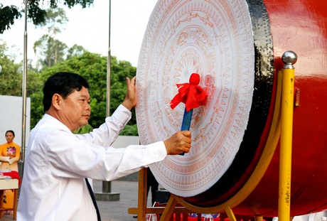 Chủ tịch UBND huyện Vũng Liêm Lê Văn Lập đánh trống khai hội giao quân.