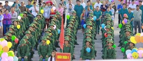 Quang cảnh lễ giao nhận quân tại huyện Bình Tân.