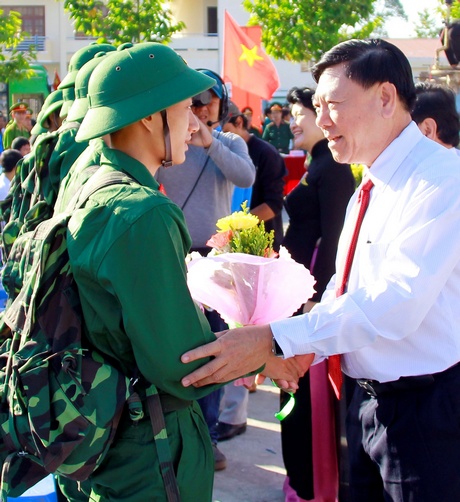 Bí thư Tỉnh ủy- Trần Văn Rón ân cần thăm hỏi và động viên tân binh của huyện Bình Tân.