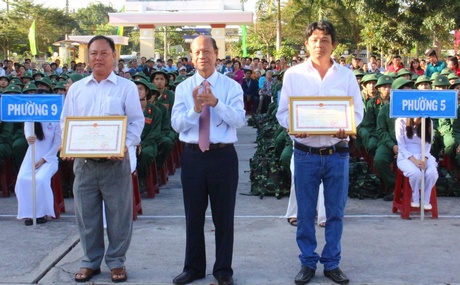 Phó Bí thư Thường trực Tỉnh ủy- Trương Văn Sáu tặng bằng khen cho các gia đình có thành tích tốt trong công tác tuyển quân của TP Vĩnh Long.