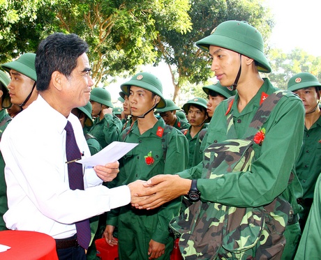 Phó Chủ tịch Thường trực UBND tỉnh- Lê Quang Trung tặng quà cho tân binh huyện Vũng Liêm.