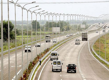 Thủ tướng Chính phủ vừa phê duyệt Quy hoạch phát triển mạng đường bộ cao tốc Việt Nam đến năm 2030. (Trong ảnh: Đường cao tốc TPHCM - Long Thành - Dầu Giây đoạn qua tỉnh Đồng Nai). Ảnh: CAO THĂNG