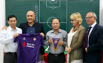 Ông Vincenzo Vergine (thứ 2 từ trái qua) tặng áo đấu của CLB Fiorentina cho CLB Bóng đá Cần Thơ.