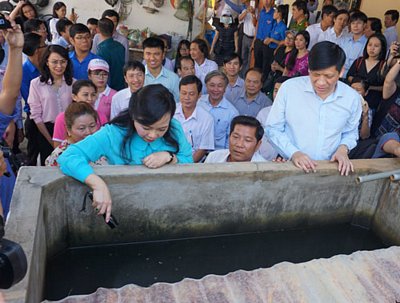 Bộ trưởng Nguyễn Thị Kim Tiến kiểm tra lăng quăng ở hộ dân tại  TP Hồ Chí Minh