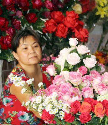  Các shop hoa tất bật cắm hoa giao cho khách.