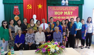 Đồng chí Trương Văn Sáu chụp ảnh lưu niệm với cán bộ Hội LHPN qua các thời kỳ.
