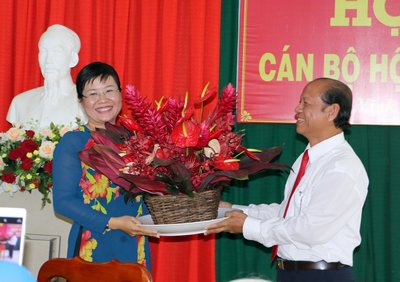 Đồng chí Trương Văn Sáu tặng hoa chúc mừng ngày Quốc tế phụ nữ.