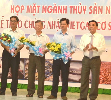 Phó Chủ tịch UBND tỉnh- Trần Hoàng Tựu trao chứng nhận cho VietGAP cho trang trại nuôi cá tra