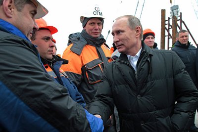 Tổng thống Nga Putin thị sát công trường xây cầu nối Nga với Crimea. (Ảnh: TASS)
