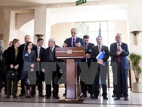 Đại sứ Syria tại Liên hợp quốc đồng thời là Trưởng đoàn đàm phán của Chính phủ Bashar al Jaafari (giữa, trước) trong buổi họp báo tại Geneva. (Nguồn: THX/TTXVN)