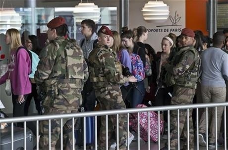 Binh sĩ tuần tra tại sân bay Charles de Gaulle, phía bắc Thủ đô Paris, ngày 22-3. (Ảnh: AP)