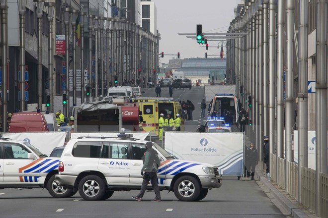 Cảnh sát Bỉ phong tỏa gần ga tàu điện ngầm Maalbeek sau vụ nổ. (Nguồn: AFP/TTXVN)
