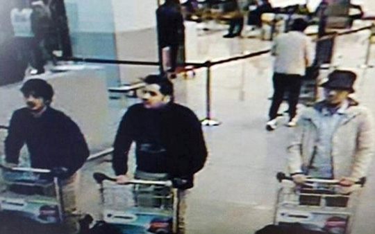 Hai anh em Khalid và Brahim El Bakraoui mặc áo đen. Kẻ áo trắng được xác định là nghi phạm số 3 tên là Najim Laachraoui có liên hệ với nghi phạm khủng bố Paris Salah Abdeslam. Ảnh: Reuters