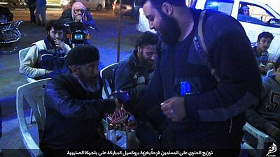 IS đã tổ chức phát kẹo tại tỉnh Deir Ezzor, Đông Syria (Nguồn: Daily Mail)