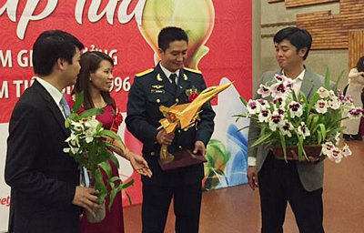 Phan Thanh Sang (ngoài cùng bên phải) mang hoa lan Đà Lạt tự tay lai trồng đi giao lưu với các gương mặt tiêu biểu Việt Nam 2015. Ảnh: P.X.