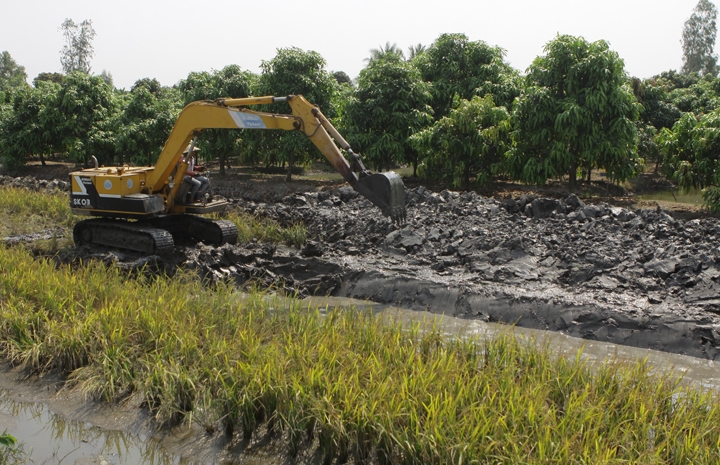 Nạo vét mương nội đồng để trữ nước tại huyện Châu Thành A, tỉnh Hậu Giang.