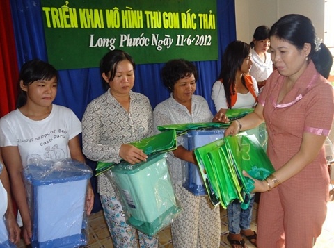 Hội LHPN tỉnh hỗ trợ thùng rác gia đình và túi môi trường cho các hội viên ngày triển khai mô hình.