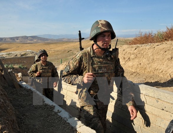 Binh sỹ Armenia đi dọc chiến hào tại khu vực giới tuyến với Azerbaijan ở Nagorny Karabakh. (Nguồn: AFP/TTXVN)